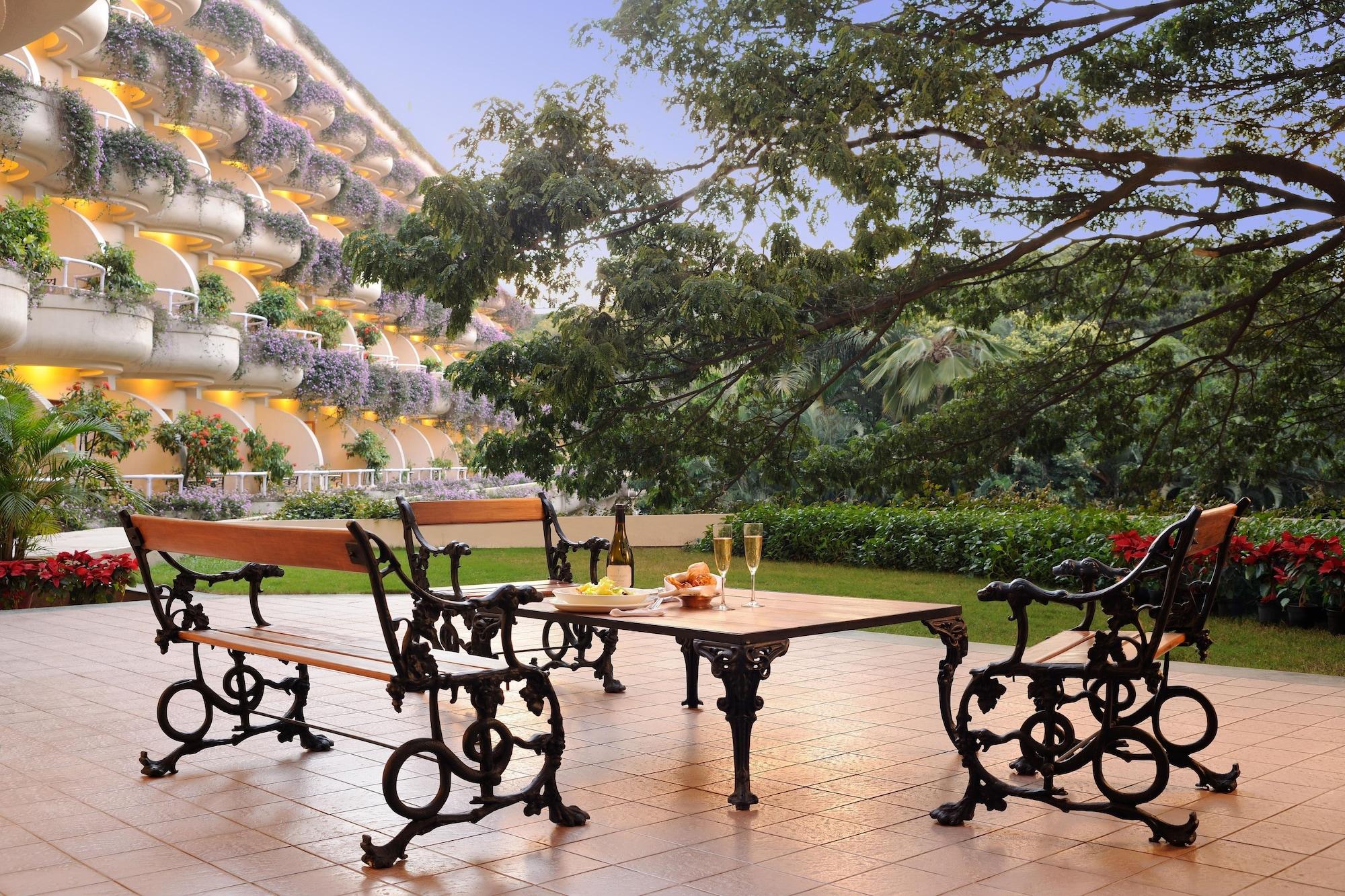 The Oberoi Bengaluru Hotel Exterior photo The hotel's garden