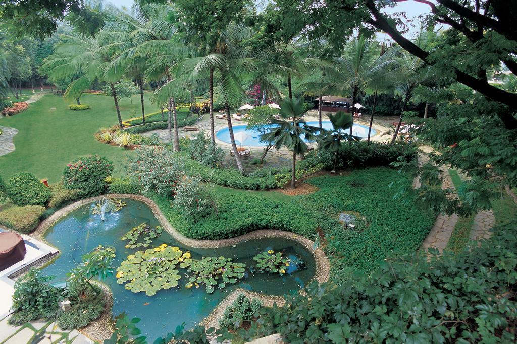 The Oberoi Bengaluru Hotel Exterior photo The pool at the Taj Bengal